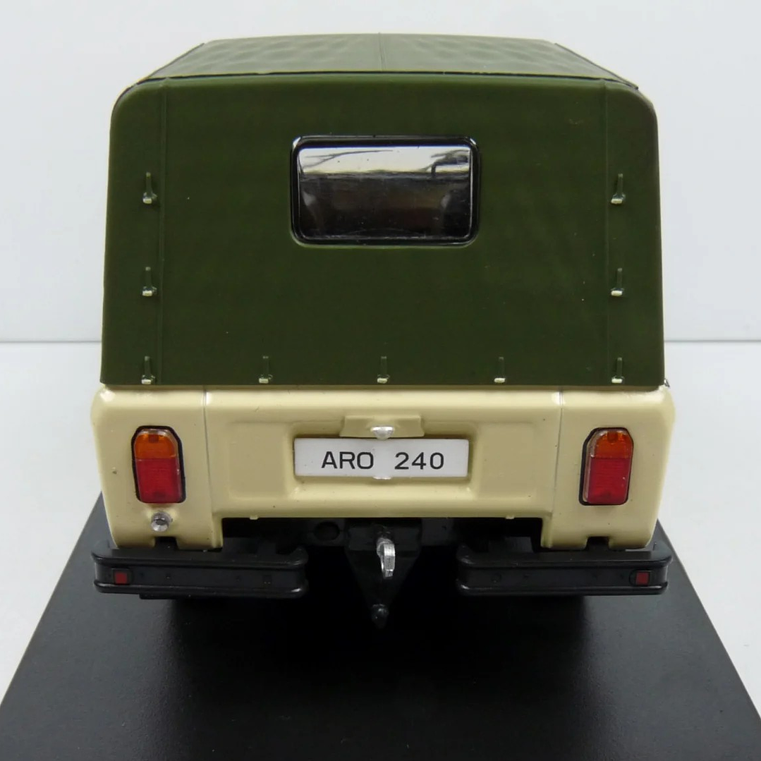 ARO 240 MARCA IXO , ESCALA 1/43 en caja acrlica 3