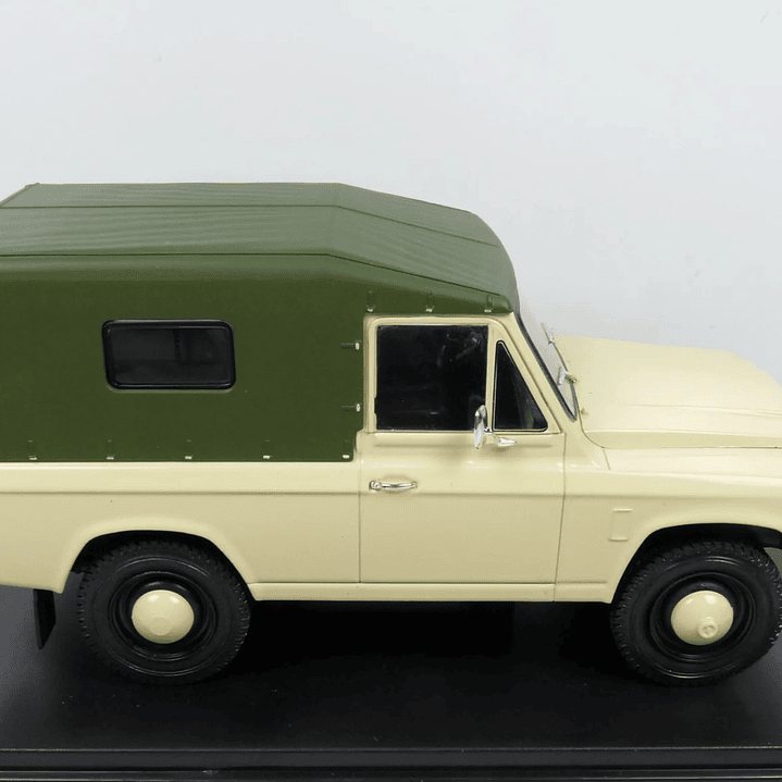 ARO 240 MARCA IXO , ESCALA 1/43 en caja acrlica 4