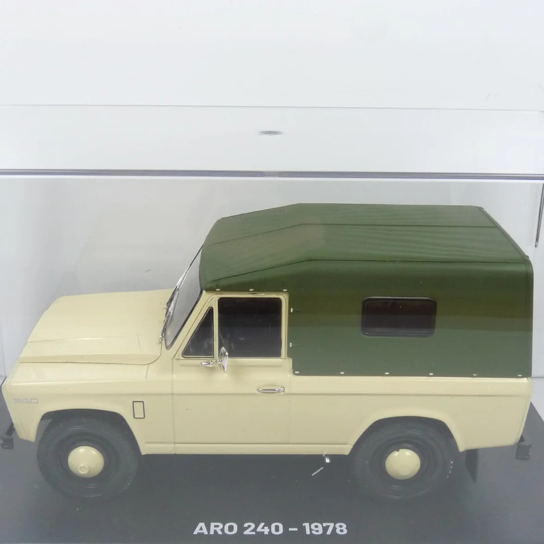 ARO 240 MARCA IXO , ESCALA 1/43 en caja acrlica 5