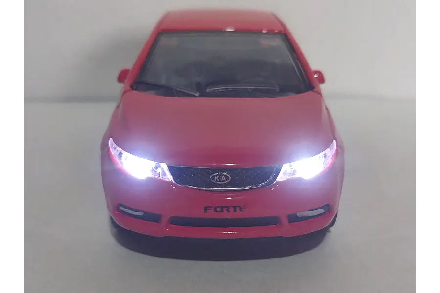 Kia cerato rojo Escala 1/36 con luces LED