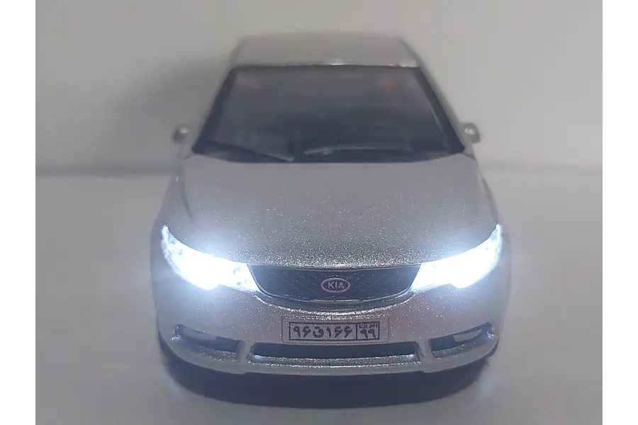 Kia cerato plata Escala 1/36 con luces LED