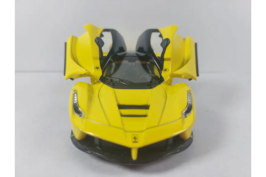 Ferrari Laferrari amarillo A Escala 1/32