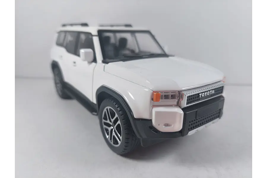 TOYOTA PRADO, ESCALA 1/24 blanca 
