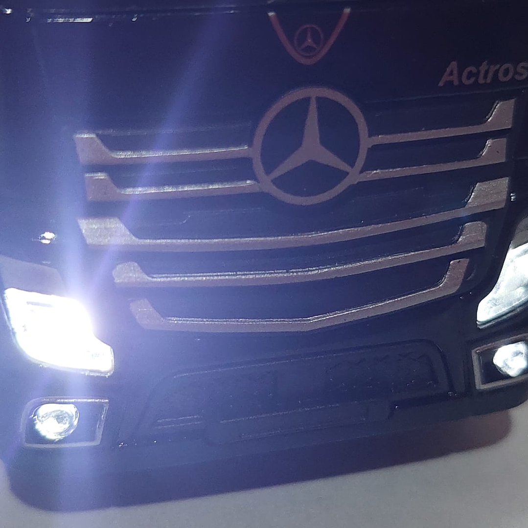 MERCEDES BENZ ACTROS HAPAG LLOYD 1/50 MARCA 430 LUCES LED 6