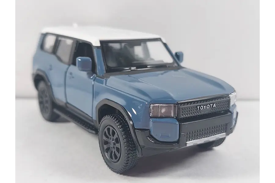 TOYOTA PRADO, ESCALA 1/26 AZUL 2025 Marca RMZ