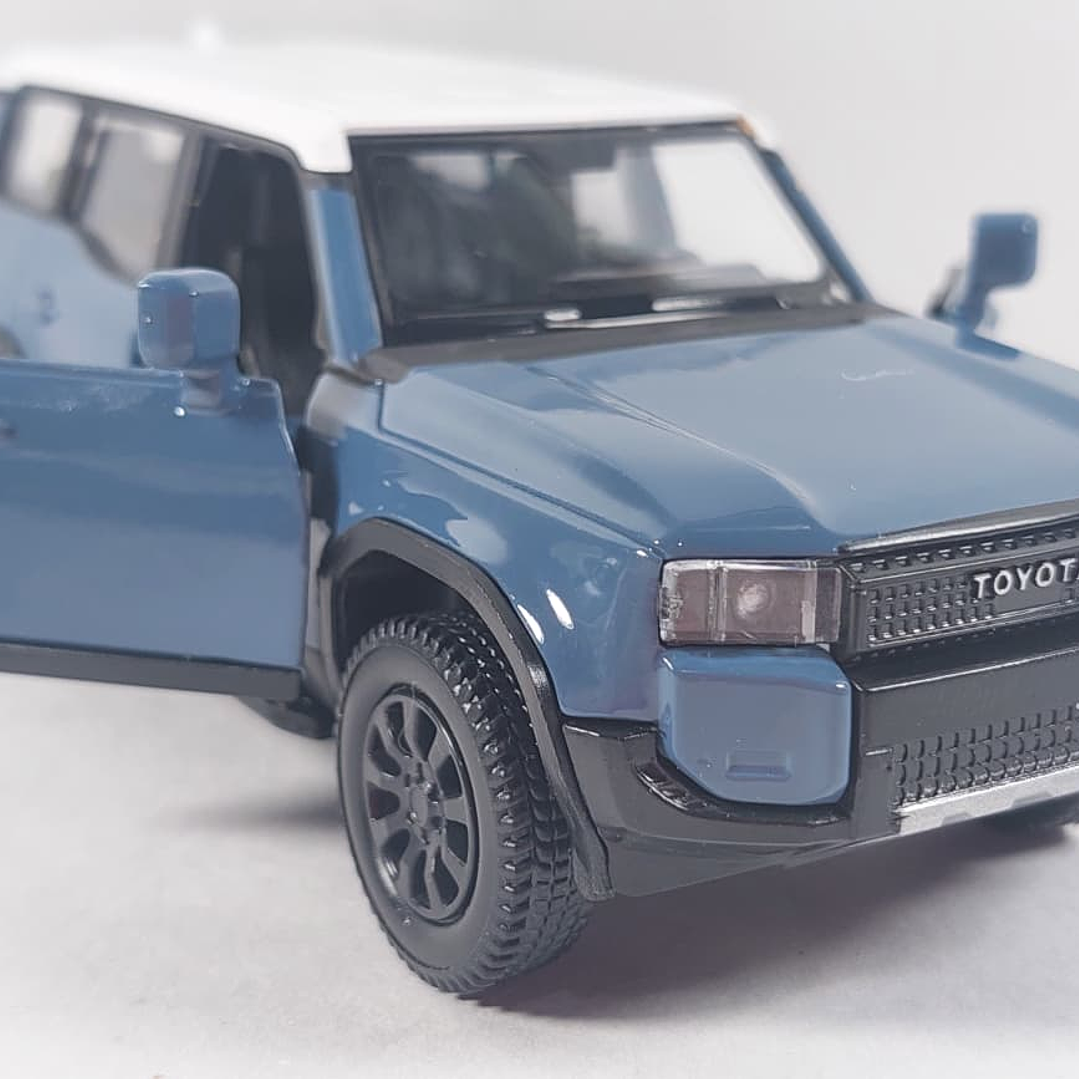 TOYOTA PRADO, ESCALA 1/26 AZUL 2025 Marca RMZ 5