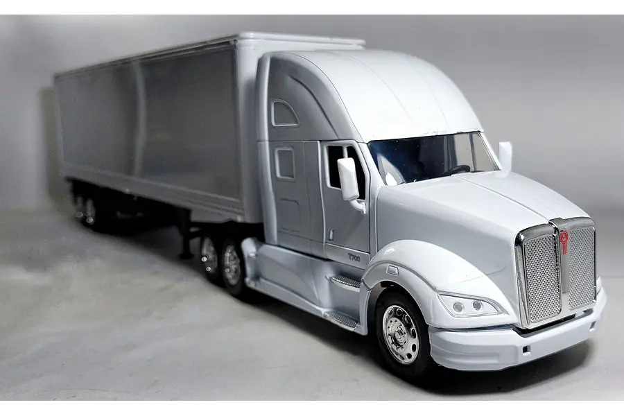 Mula Kenworth T680 furgon 1/32 blanca , New Ray