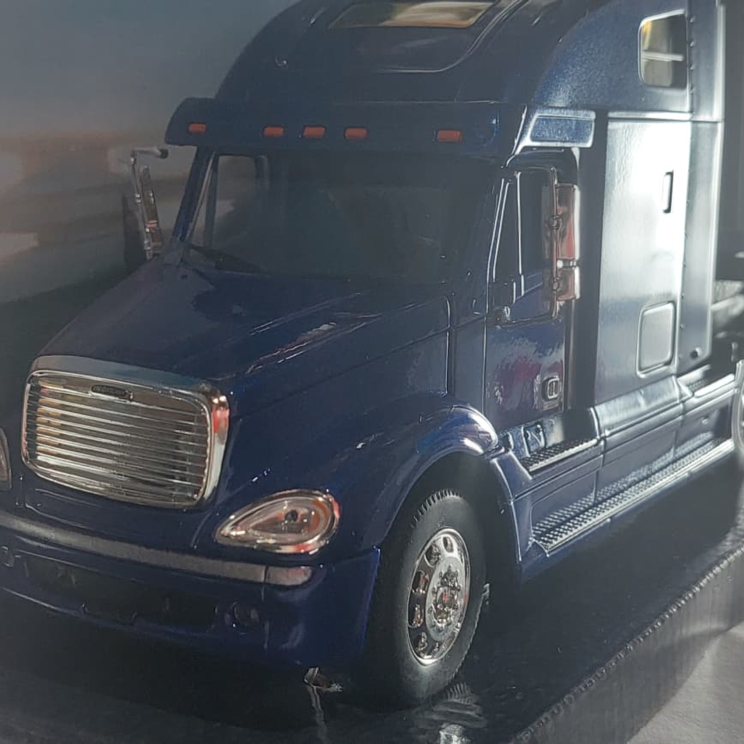 Mula Freightliner Columbia 1/32 blanca , welly 7
