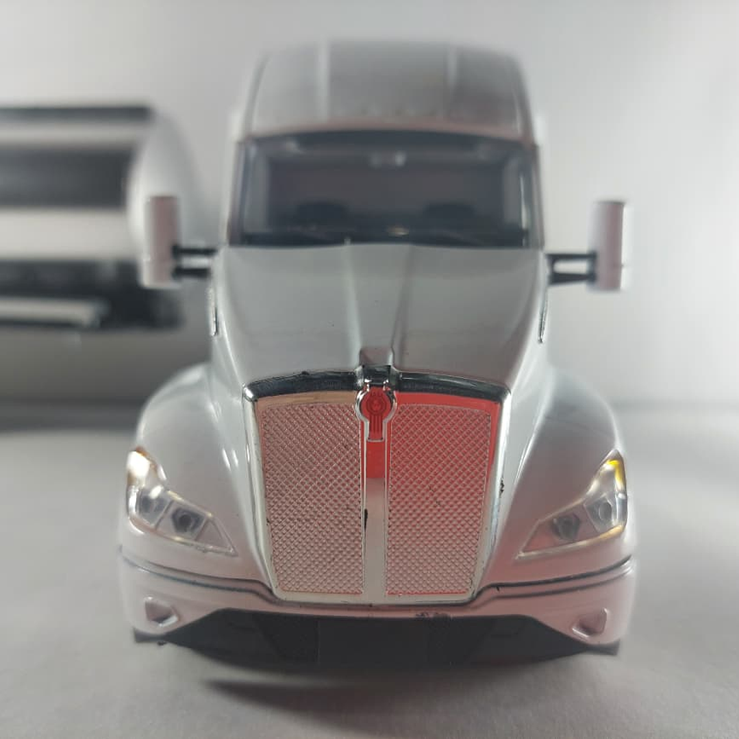 Mula Kenworth T 680 carro tanque 1/32 blanca , New Ray 7