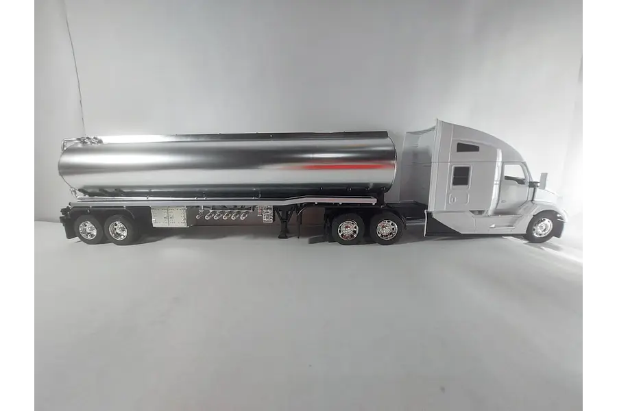 Mula Kenworth T 680 carro tanque 1/32 blanca , New Ray