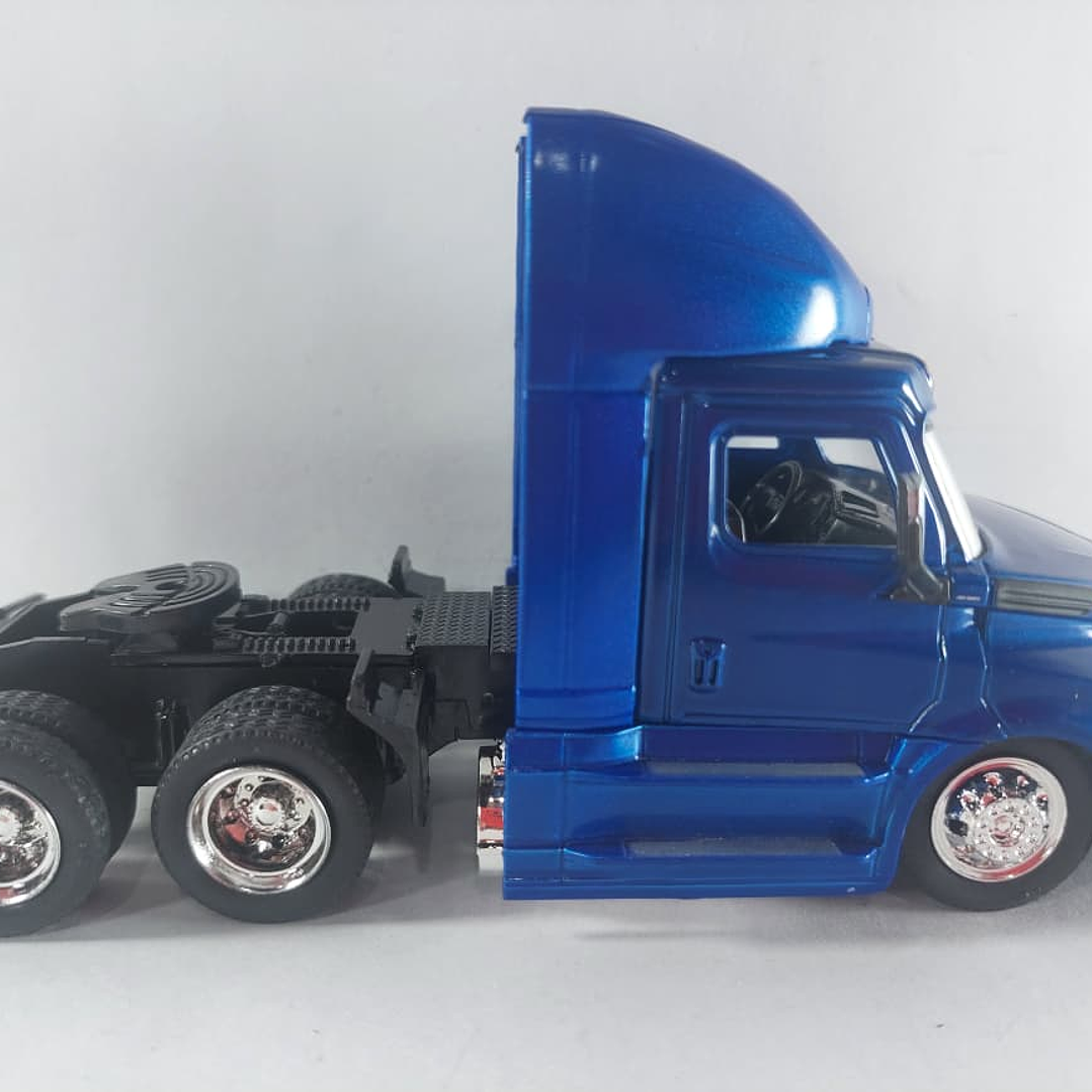Mula Freightliner Cascadia cama baja y tractor 1/43 azul, new ray 10