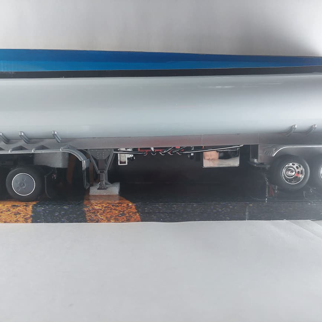 Mula Freightliner CASCADIA furgon 1/32 blanca , welly 3