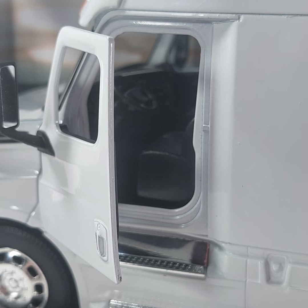 Mula Freightliner CASCADIA furgon 1/32 blanca , welly 4