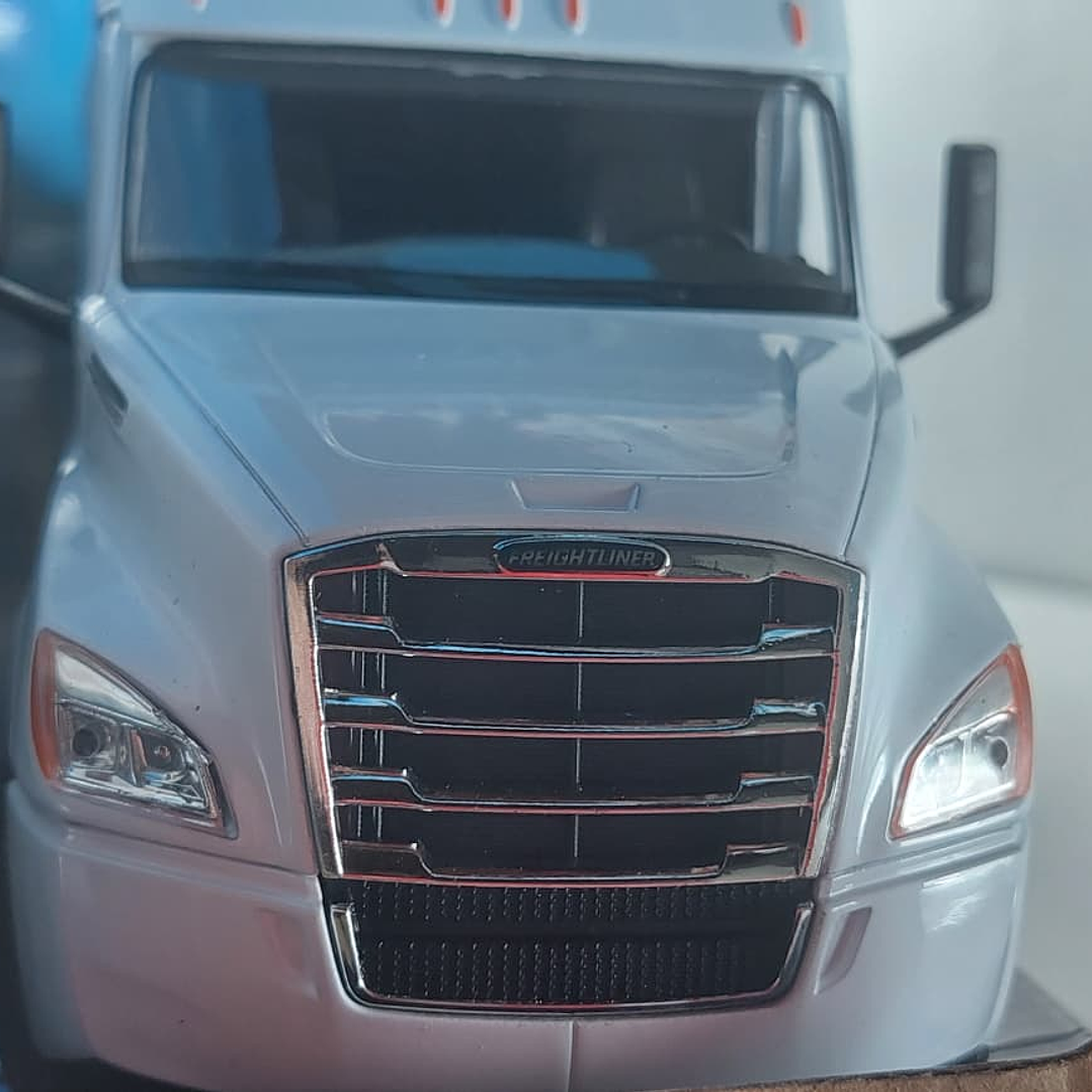 Mula Freightliner CASCADIA furgon 1/32 blanca , welly 8