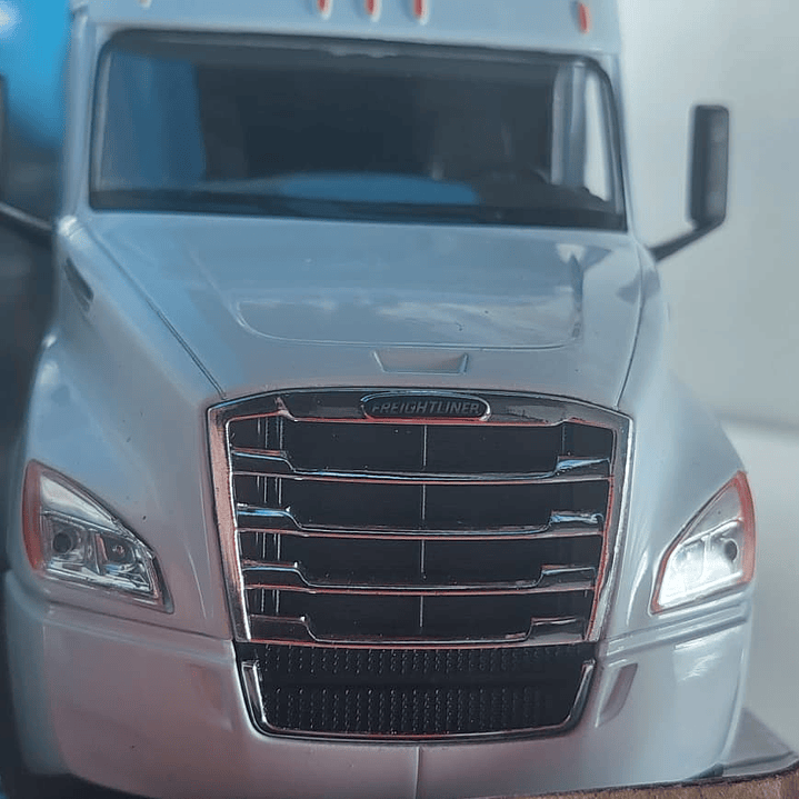 Mula Freightliner CASCADIA furgon 1/32 blanca , welly 8