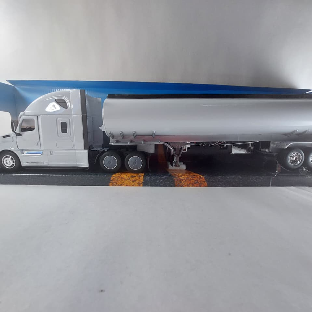 Mula Freightliner CASCADIA furgon 1/32 blanca , welly 1