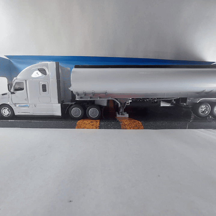 Mula Freightliner CASCADIA furgon 1/32 blanca , welly 1