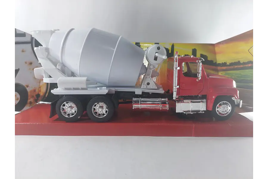 Mezcladora (mixer) Freightliner 114SD color rojo , New Ray, Escala 1-32