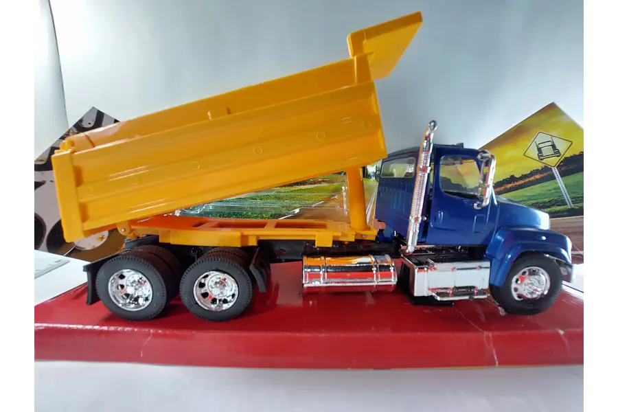 Volqueta Freightliner 114SD azul, New Ray, 1-32