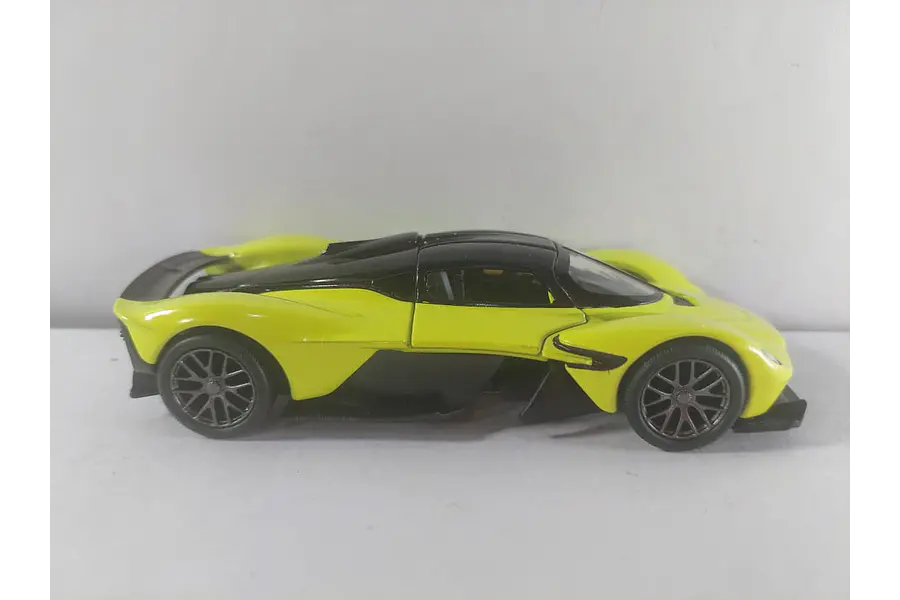 ASTON MARTIN VALKYRIE verde Kinsmart, Escala 1-36 - 