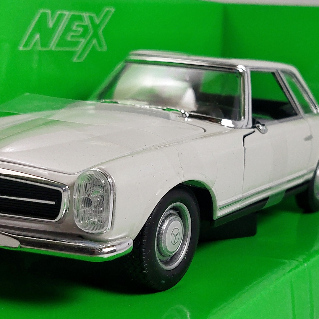 Mercedes Benz 230 Escala 1/24 Marca WELLY 7