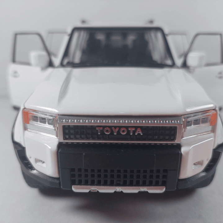 TOYOTA PRADO, ESCALA 1/24 blanca  3