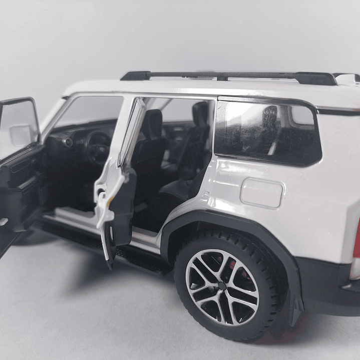 TOYOTA PRADO, ESCALA 1/24 blanca  8