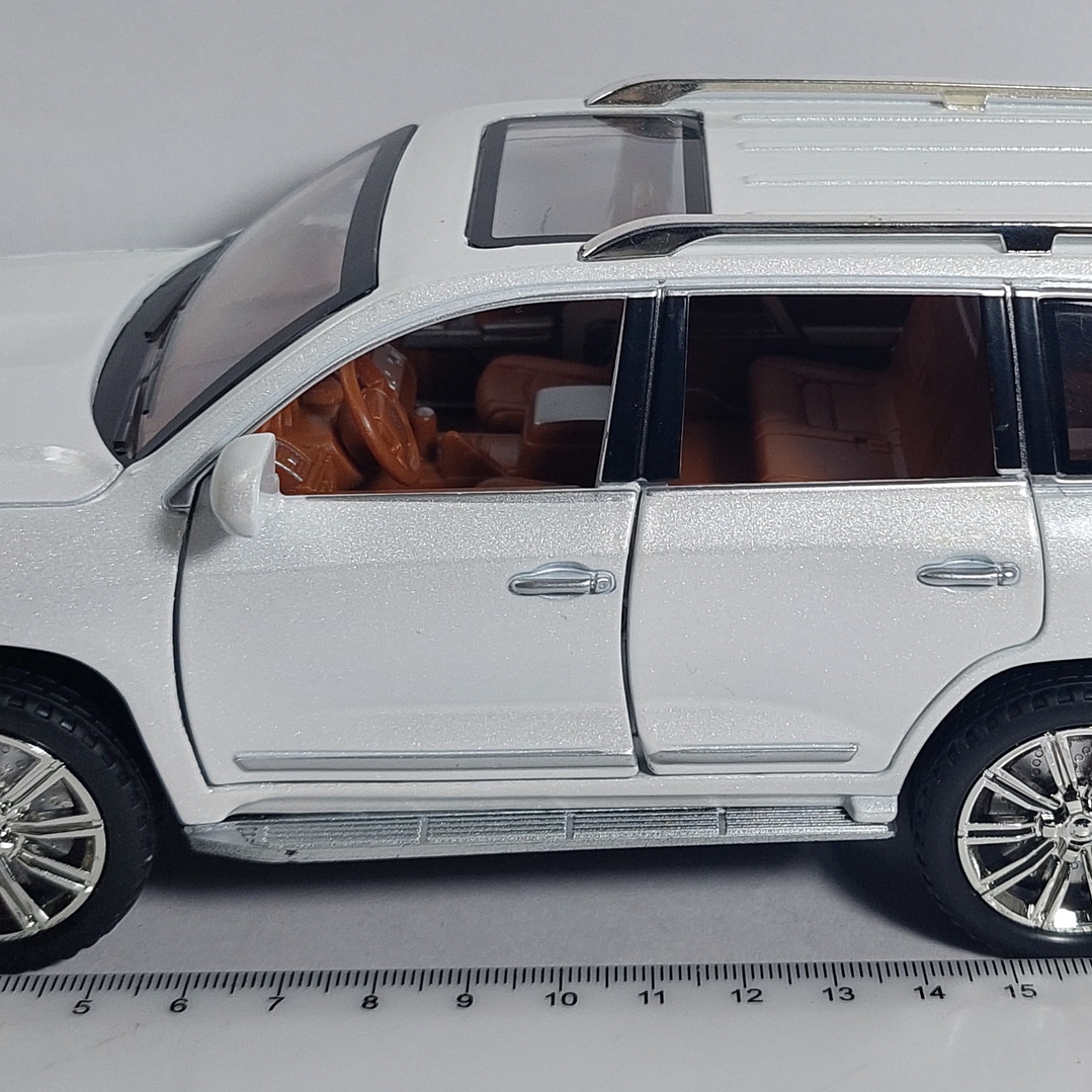 Toyota Land cruiser 300, Escala 1-24 3