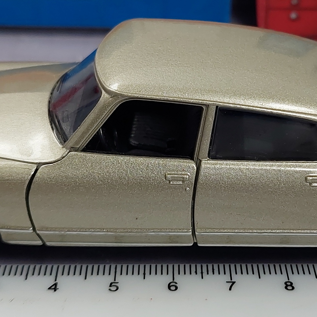 Citroën Ds 23 escala 1/36  Marca WELLY 2