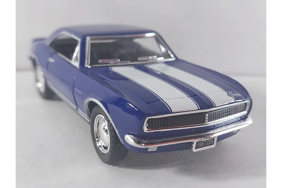 Chevrolet Camaro z28 1967 Marca KINSMART  1/36 azul