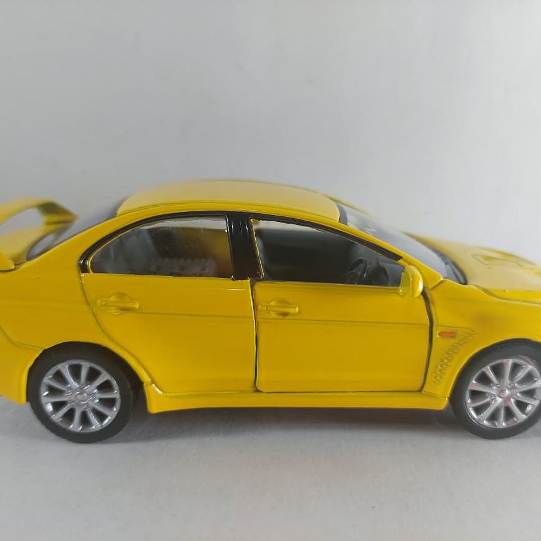 Mitsubishi Lancer Evolution X amarillo 1/36, Kinsmart 2
