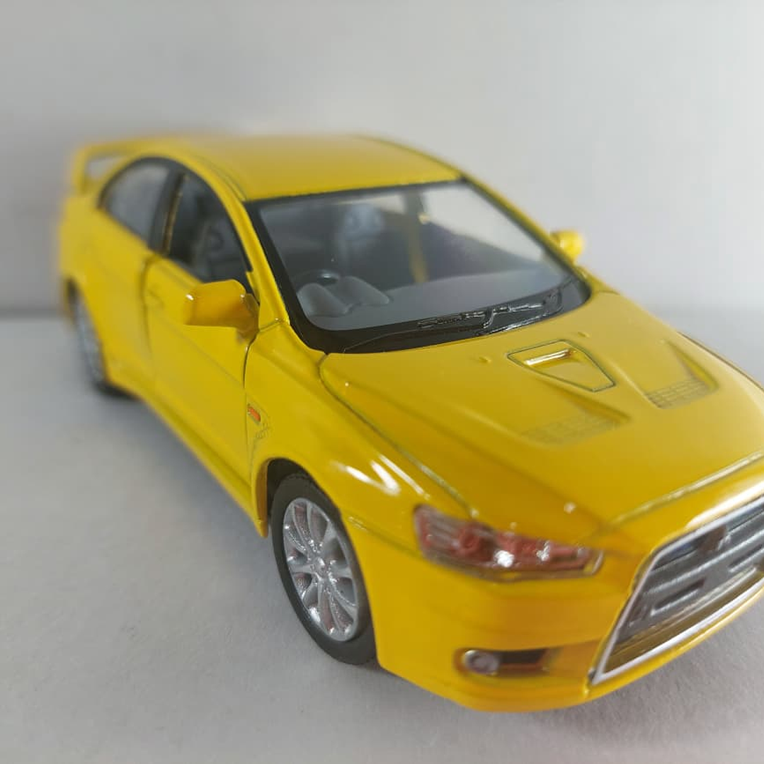 Mitsubishi Lancer Evolution X amarillo 1/36, Kinsmart 4