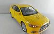 Mitsubishi Lancer Evolution X amarillo 1/36, Kinsmart