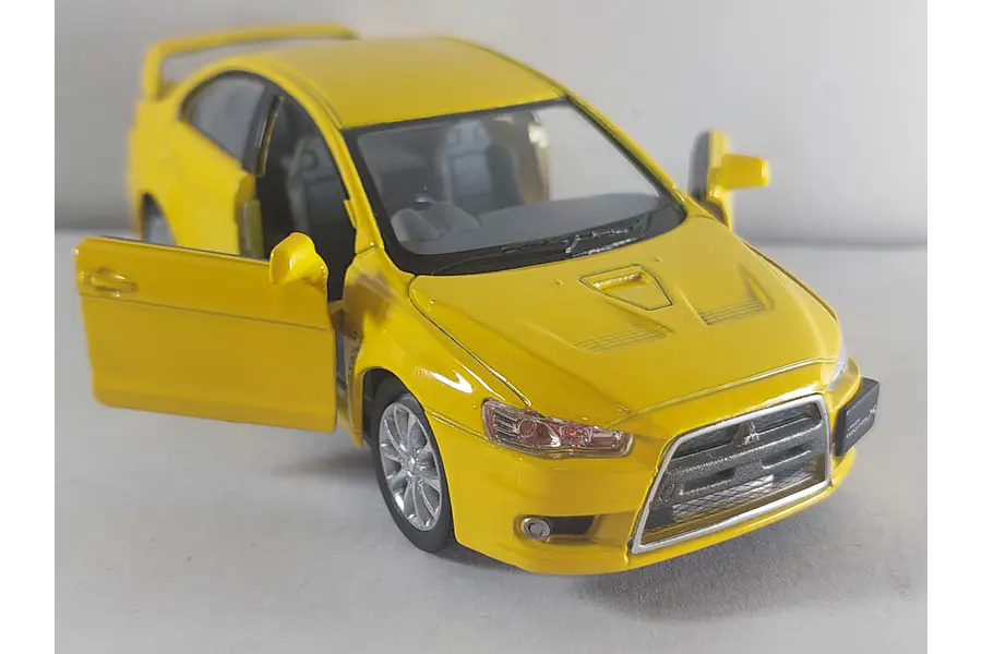 Mitsubishi Lancer Evolution X amarillo 1/36, Kinsmart