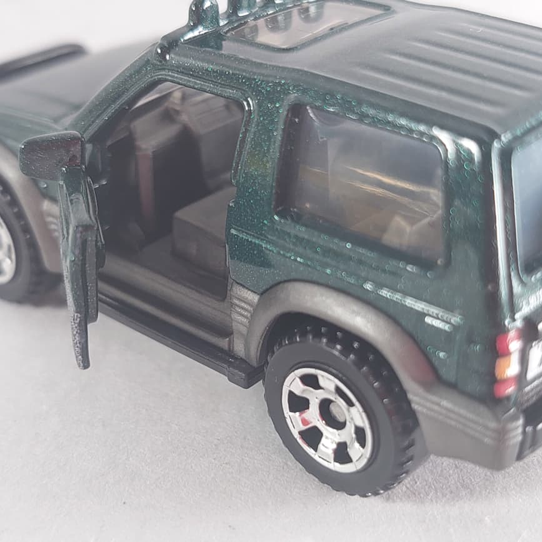 Mitsubishi MONTERO Carro A Escala 1/64 MATCHBOX 3