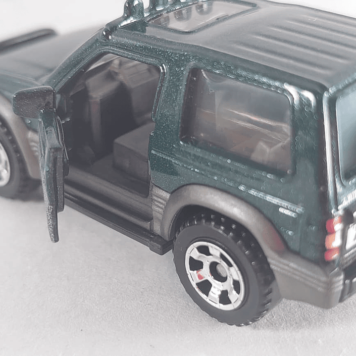 Mitsubishi MONTERO Carro A Escala 1/64 MATCHBOX 3