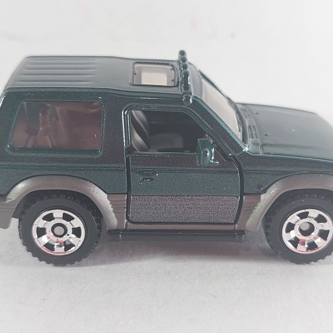 Mitsubishi MONTERO Carro A Escala 1/64 MATCHBOX 4