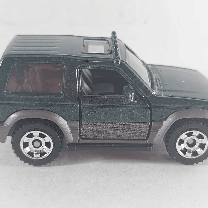 Mitsubishi MONTERO Carro A Escala 1/64 MATCHBOX 4
