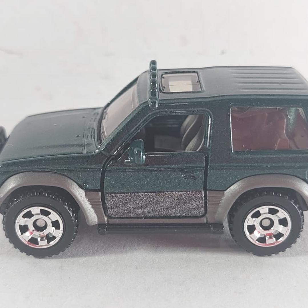 Mitsubishi MONTERO Carro A Escala 1/64 MATCHBOX 5