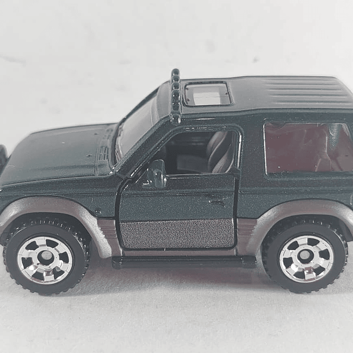 Mitsubishi MONTERO Carro A Escala 1/64 MATCHBOX 5
