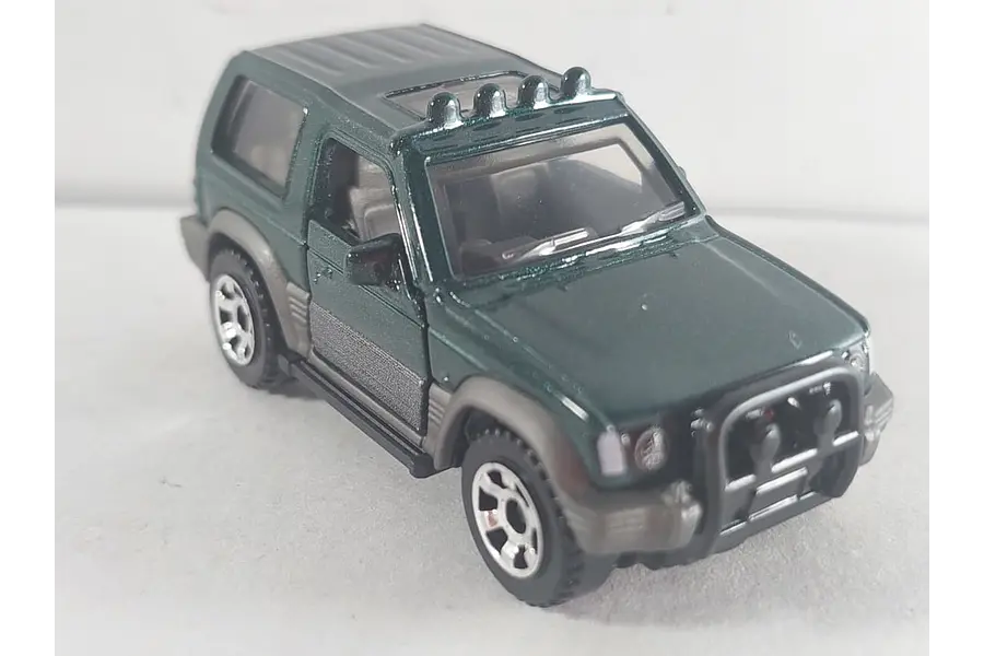 Mitsubishi MONTERO Carro A Escala 1/64 MATCHBOX