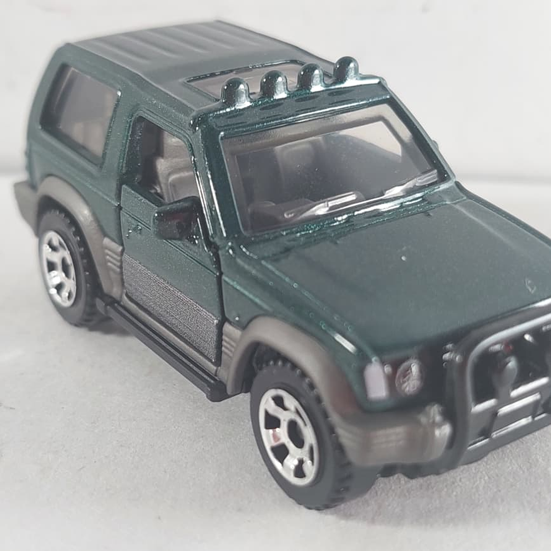 Mitsubishi MONTERO Carro A Escala 1/64 MATCHBOX 1