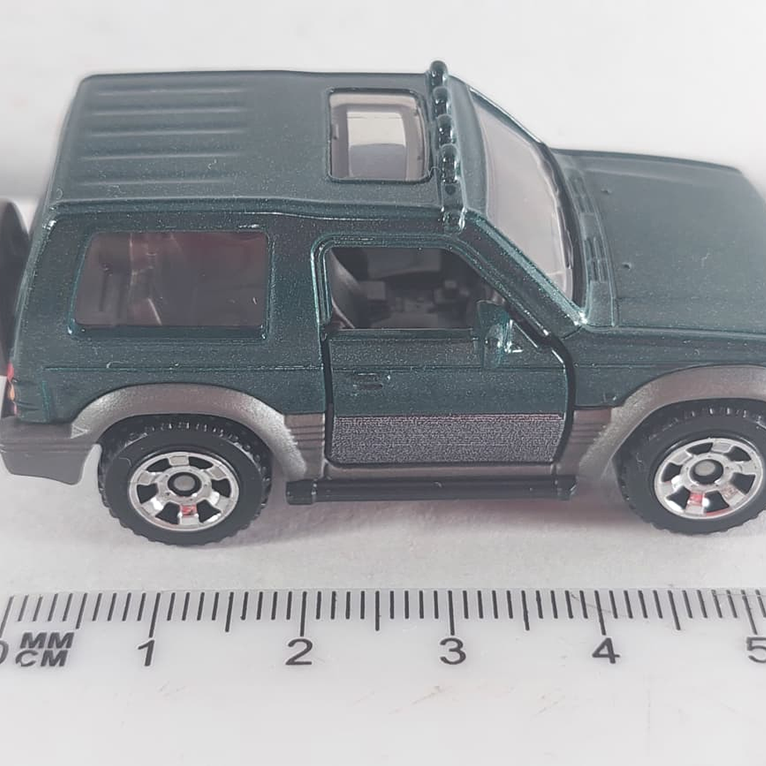 Mitsubishi MONTERO Carro A Escala 1/64 MATCHBOX 6