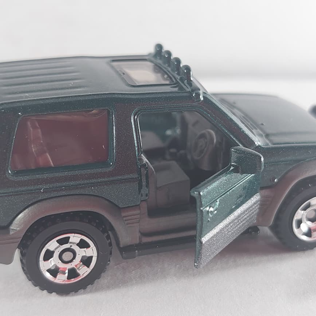 Mitsubishi MONTERO Carro A Escala 1/64 MATCHBOX 7