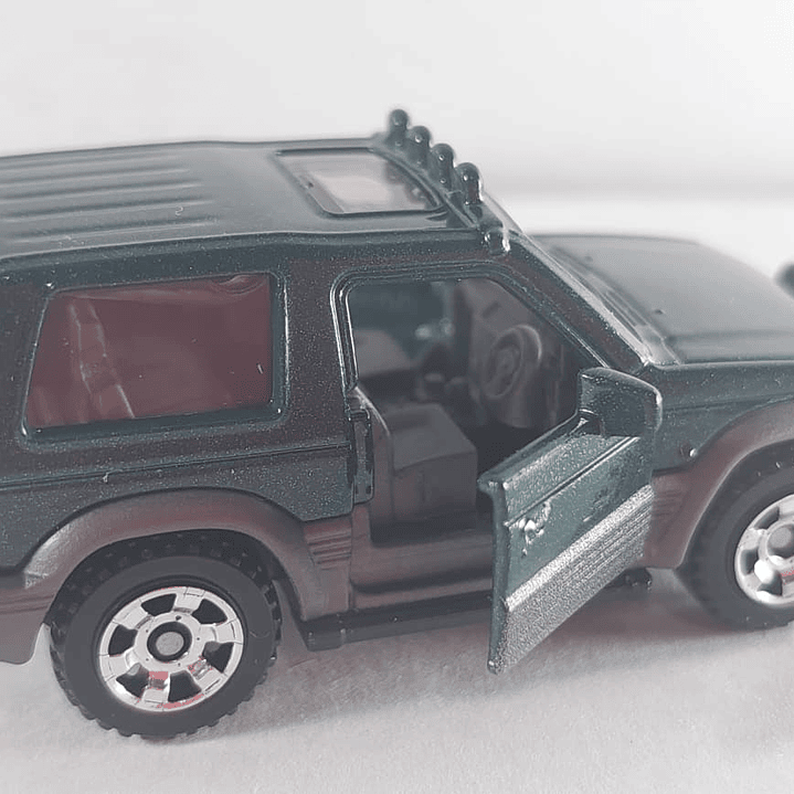 Mitsubishi MONTERO Carro A Escala 1/64 MATCHBOX 7
