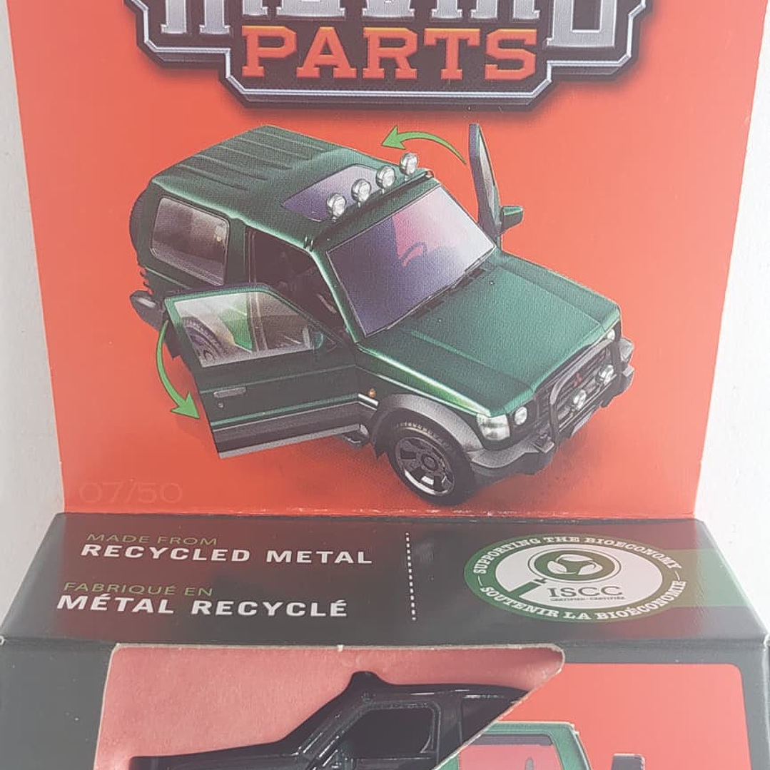 Mitsubishi MONTERO Carro A Escala 1/64 MATCHBOX 8