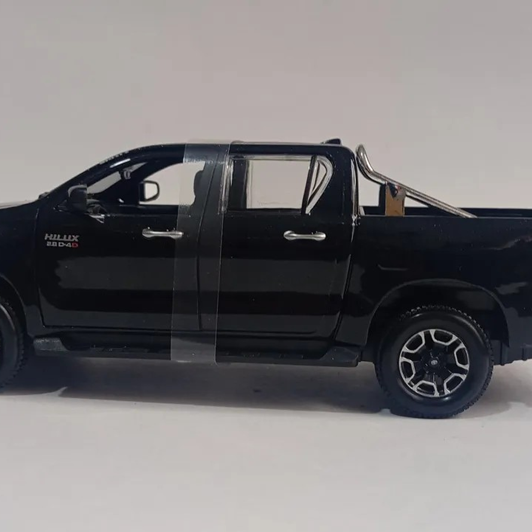 Toyota hilux negra ESCALA 1-24 marca maisto 3
