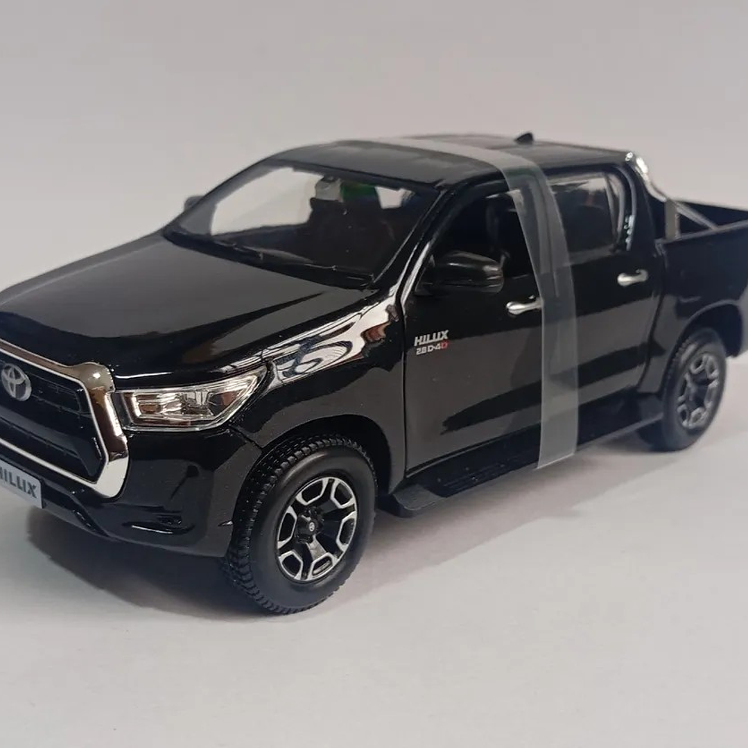 Toyota hilux negra ESCALA 1-24 marca maisto 5