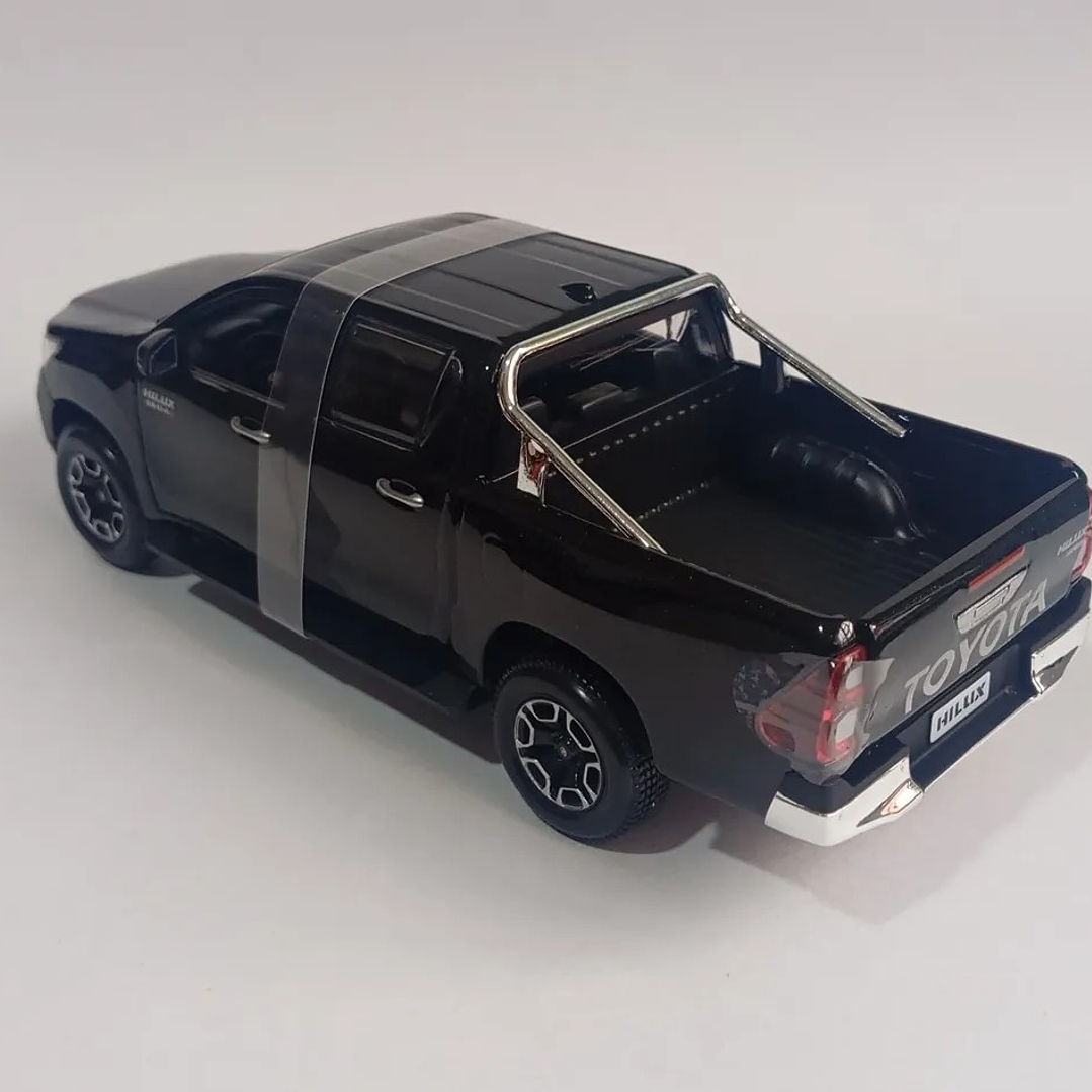 Toyota hilux negra ESCALA 1-24 marca maisto 6