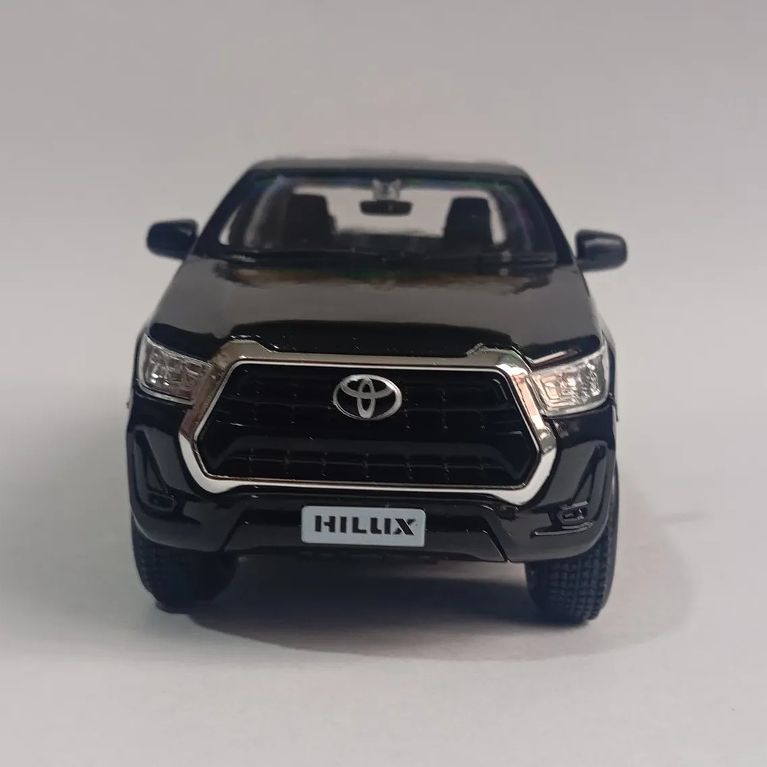Toyota hilux negra ESCALA 1-24 marca maisto 7